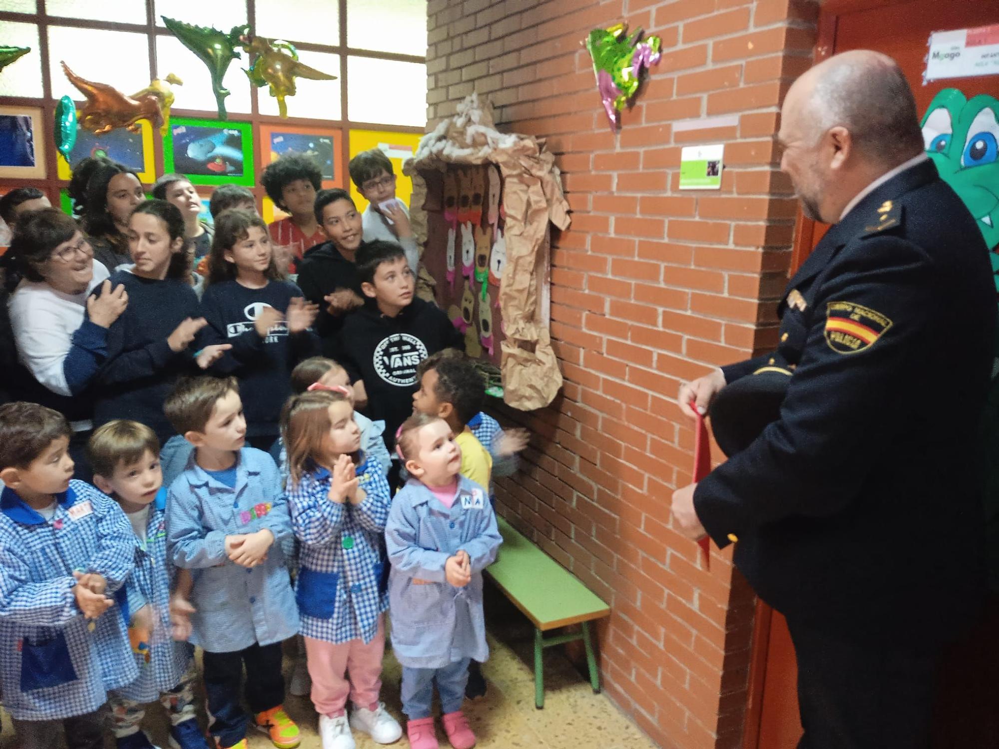 El Marcelo Gago homenajea al policía Alberto Vior dándole su nombre a un aula