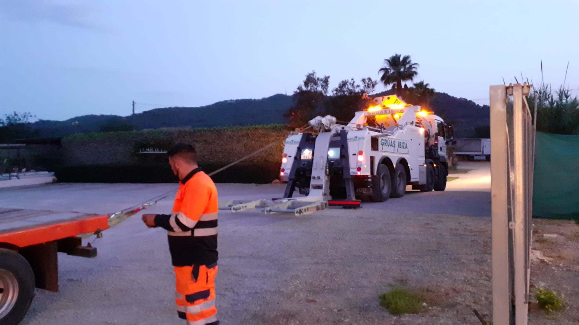 Una mujer queda atrapada en su coche en Ibiza tras chocar con un camión