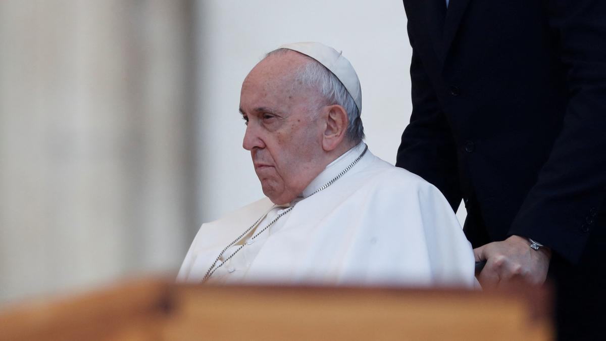 El Papa Francisco asiste al funeral del ex Papa Benedicto en la Plaza de San Pedro en el Vaticano.