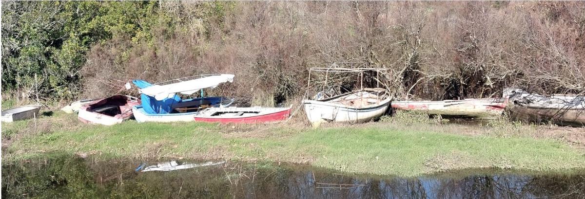 Barcos abandonados en la ría de Betanzos.