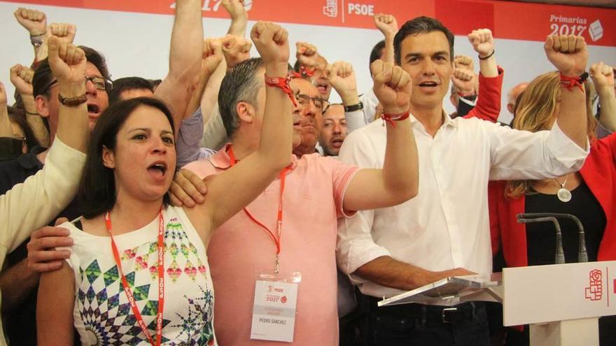 Adriana Lastra, a la izquierda, junto a Pedro Sánchez, cantando &quot;La Internacional&quot; anoche en la sede del PSOE.