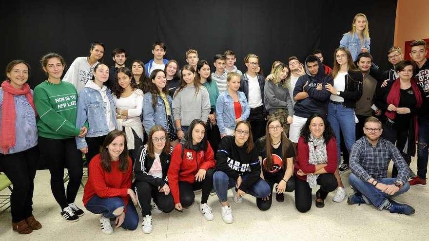 Los estudiantes de Lalín y los recién llegados de Polonia, en el salón de actos del IES Ramón Mª Aller Ulloa, ayer. // Bernabé/ Javier Lalin