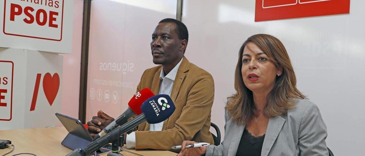 El diputado y miembro de la Ejecutiva Federal del PSOE, Luc André Diouf, y la portavoz y coordinadora de los socialistas canarios en el Congreso, Tamara Raya.