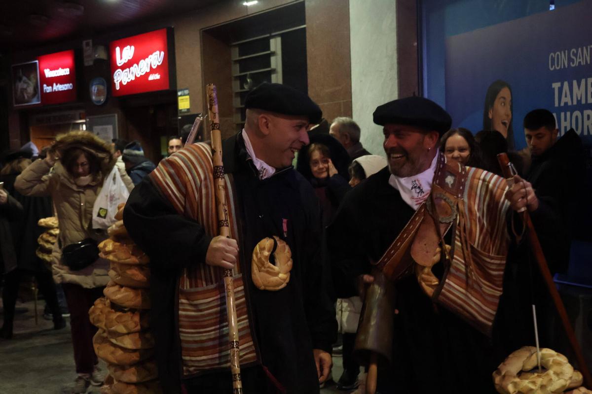 GALERÍA | Burros y roscas: la Cofradía del Cencerro sale por las calles de Zamora