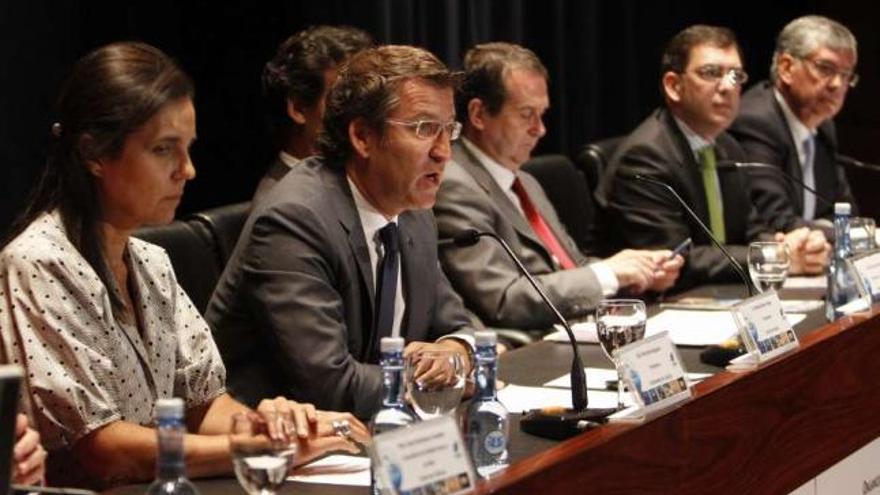 Pilar Rojo, Feijóo, Abel Caballero, Carlos Domínguez y Juan Manuel Vieites, en la conferencia. / ricardo grobas