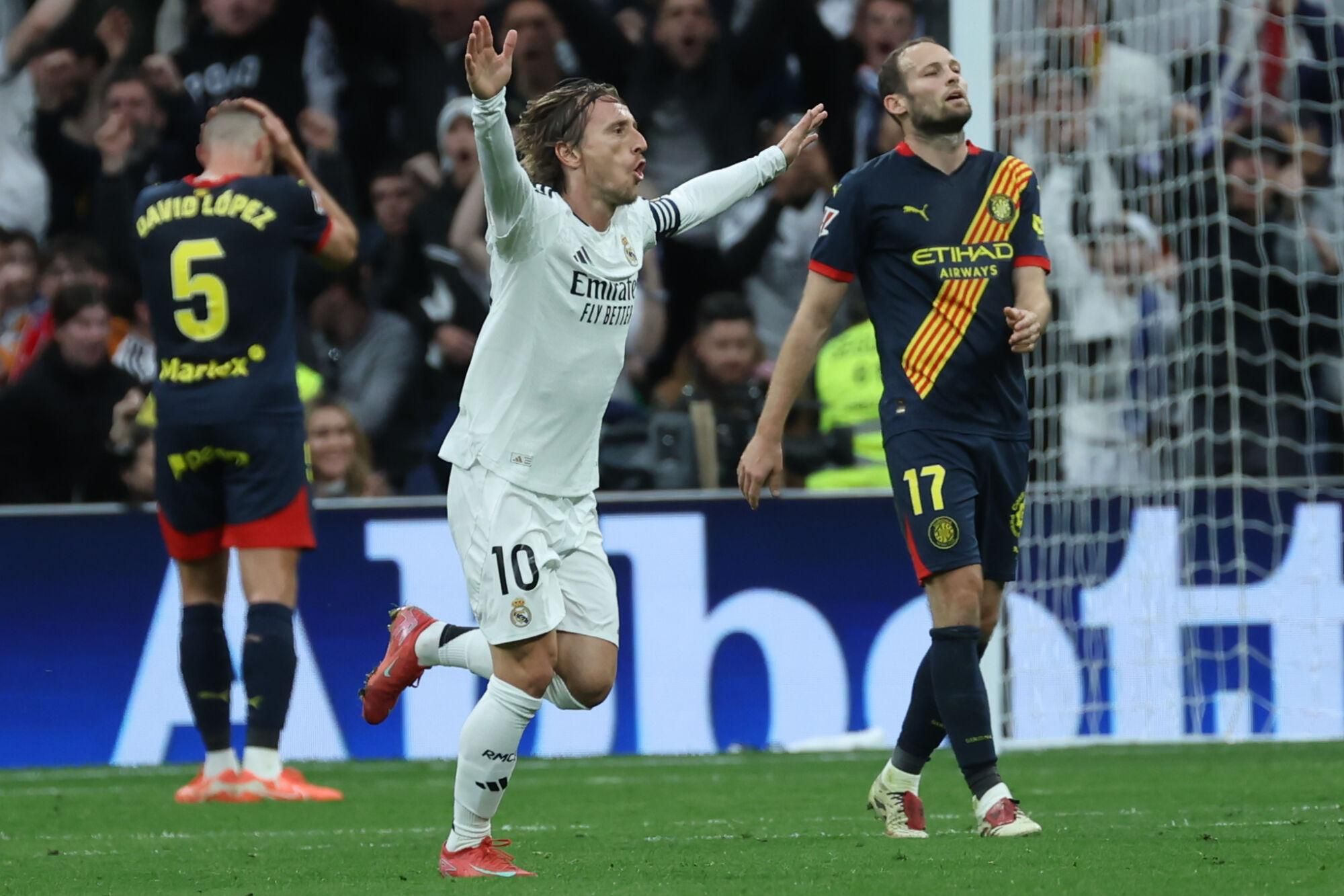 El centrocampista croata del Real Madrid Luka Modric (c) celebra el primer gol de su equipo durante el partido de LaLiga entre el Real Madrid y el Girona, este domingo en el estadio Santiago Bernabéu. EFE/ Kiko Huesca. (real Madrid) (Girona)