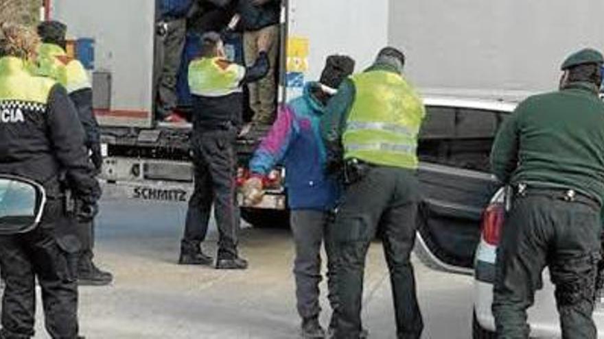 Immigrants en un camió a la Jonquera, en una imatge d&#039;arxiu.