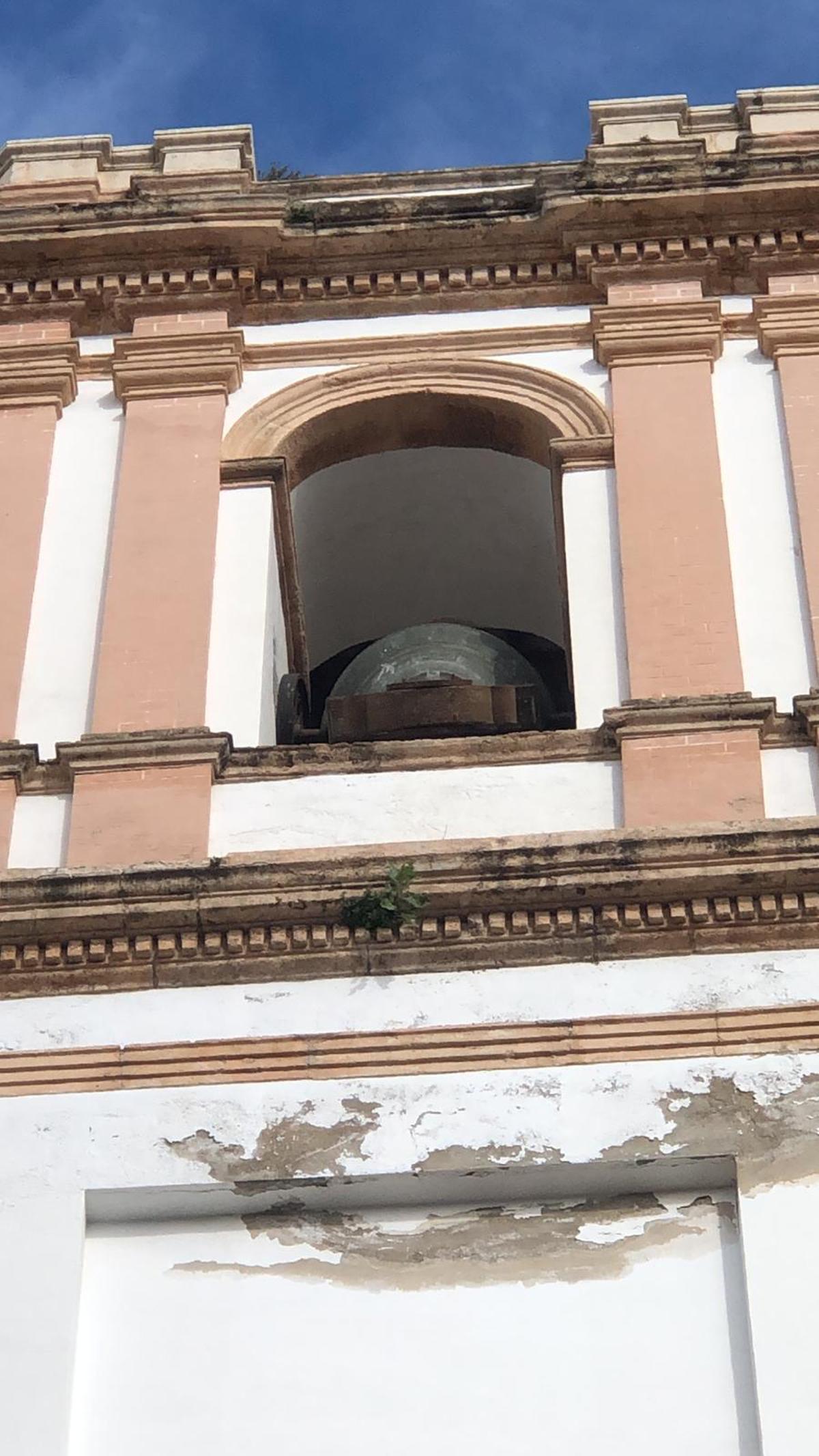 Otra imagen del campanario y de la campana que está en riesgo de caer