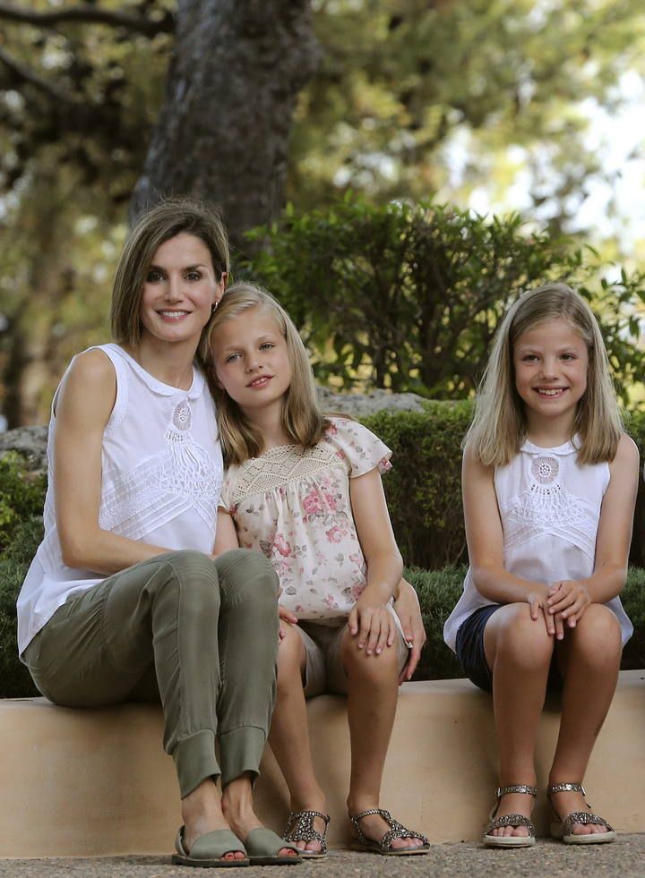 Los Reyes posan con sus hijas en el Palacio de Marivent