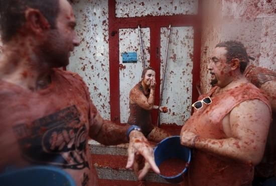 Impactants imatges de la Tomatina de Bunyol