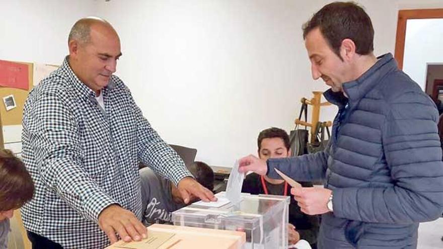 El alcalde socialista de Capdepera, Rafel Fernández, votando este domingo.