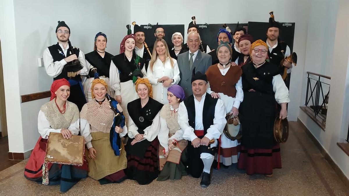 Conjunto Pelayo (la banda de gaitas del Centro Asturiano de Buenos Aires), durante la fiesta con Olaya Romano