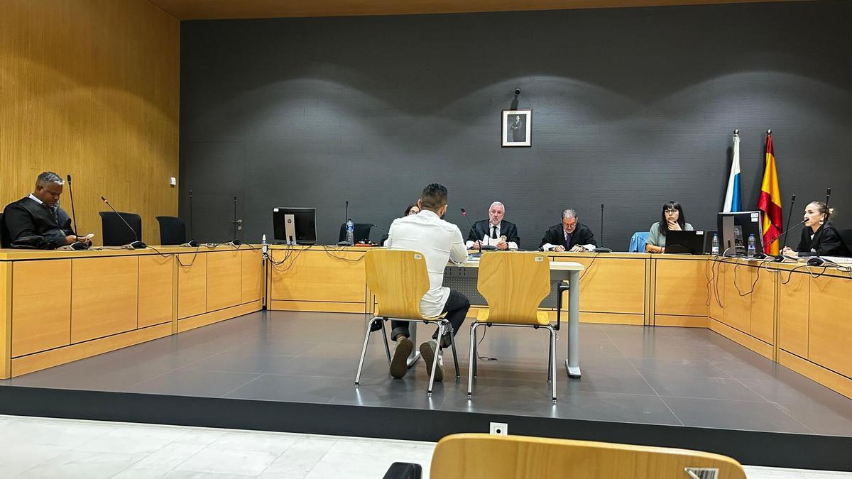G. V., uno de los acusados de prostituir a una menor tutelada, en el juicio celebrado este jueves en la Audiencia Provincial de Las Palmas.