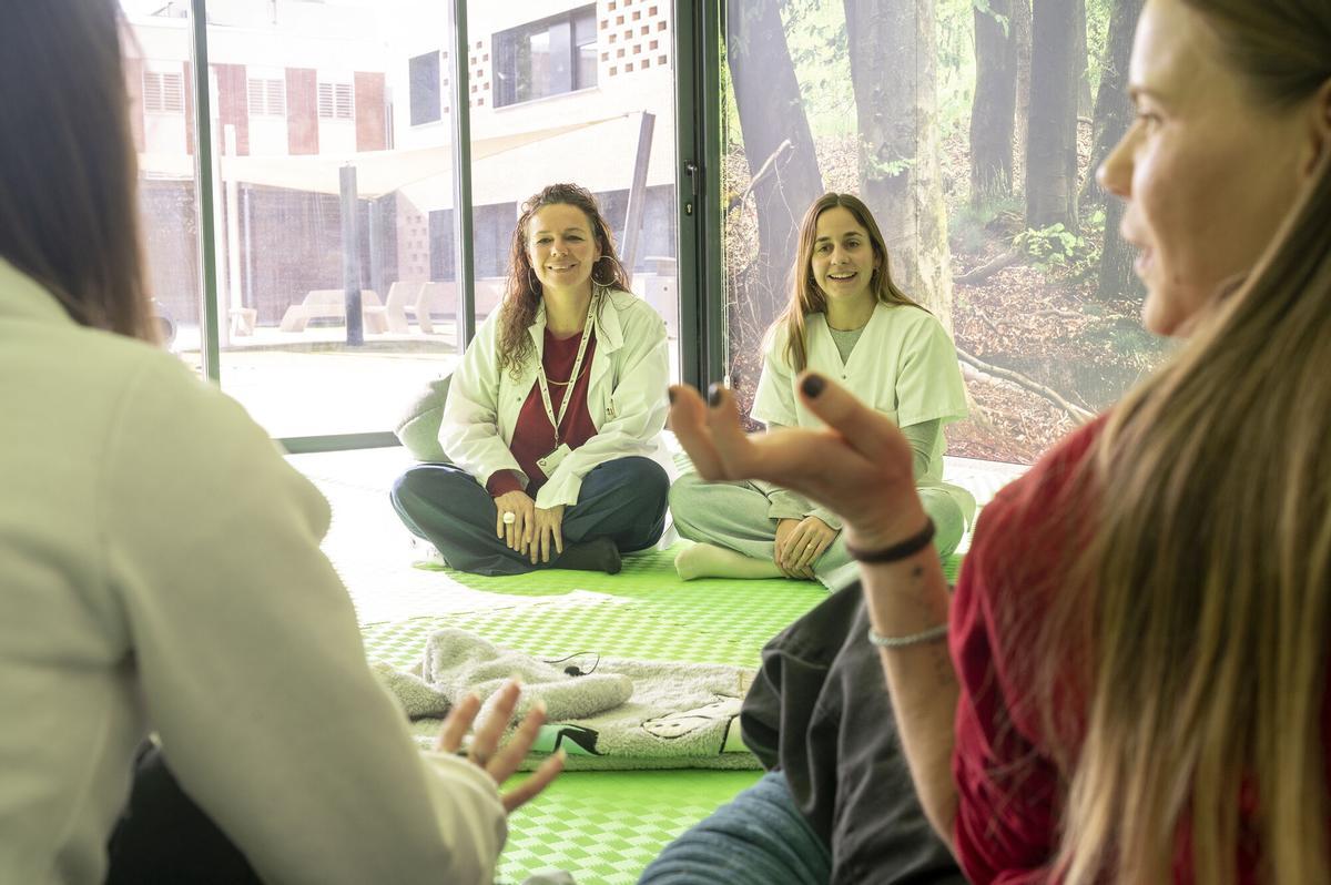 Barcelona. 13.01.2026. Sociedad. Una de las sesiones de trabajo a cargo de las psicólogas Núria Jaurrieta y Gara correspondiente a la unidad de recuperación de trastornos de la conducta alimentaria del hospital Fundació Hospitalàries Martorell especializado en casos de adultos con TCA. Fotografía de Jordi Cotrina