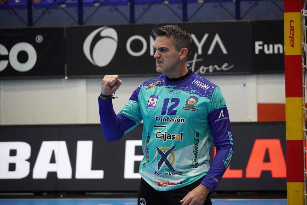 El portero Álvaro de Hita celebra una jugada del Cajasol Ángel Ximénez Puente Genil.