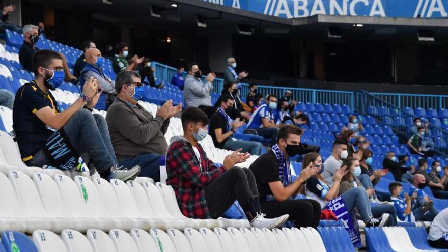 Aficionados del Deportivo en Riazor durante el partido contra el Salamanca de la jornada inaugural con aforo limitado.