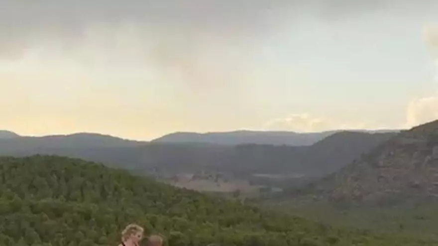 Un grupo de personas espera el eclipse en el cerro del cristo en Archivel