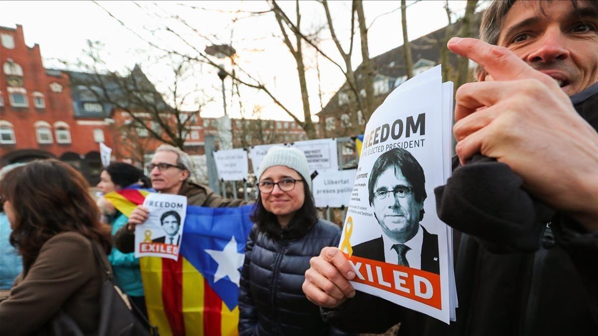 Varias personas protestan frente a la cárcel de Neumunster, Alemania.