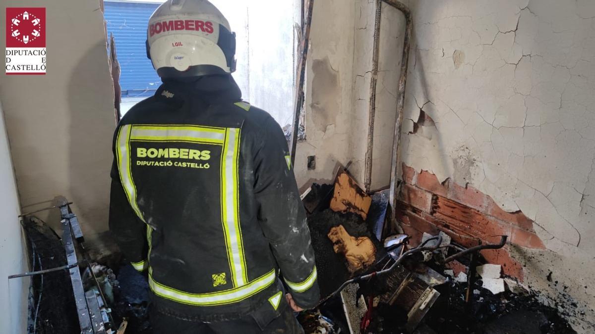 Un bombero recorre la casa afectada por la explosión en Moncofa.