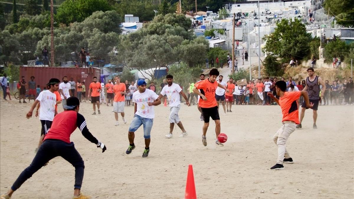 Inmigrantes en la isla de Samos juegan un partido de fútbol.