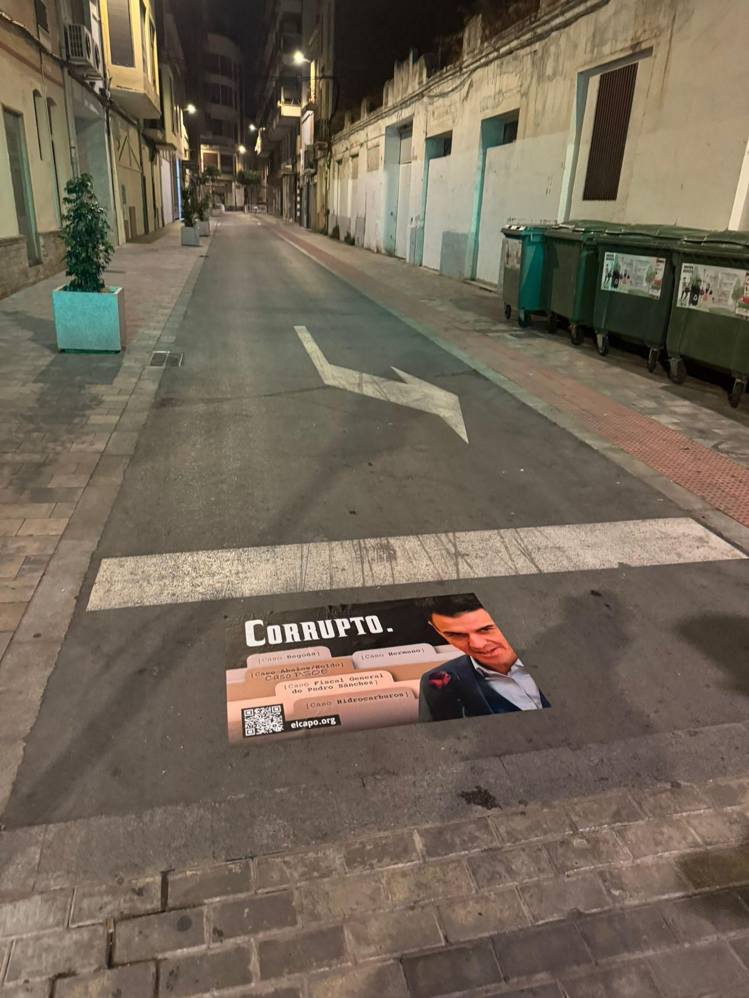 Galería de fotos: Castellón amanece plagada de pancartas en las que se señala a Pedro Sánchez como "corrupto"
