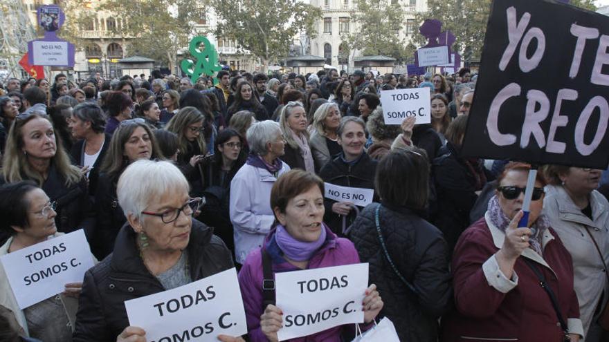 Un grupo de mujeres se manifiesta en apoyo a la víctima.