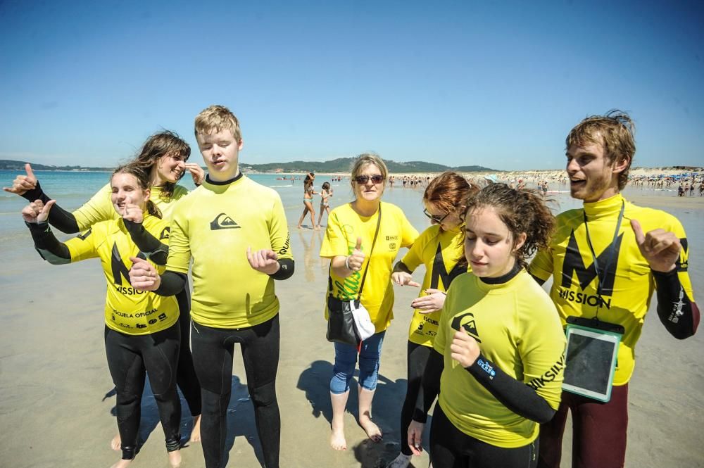 Veinte jóvenes invidentes o con discapacidad visual de 15 y 17 años de Irlanda, España y Galicia se suben a la tabla en A Lanzada.