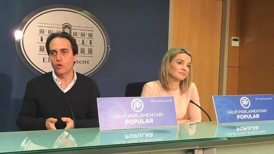 La portavoz parlamentaria popular, Marga Prohens, y el diputado Álvaro Gijón ayer en el Parlament.