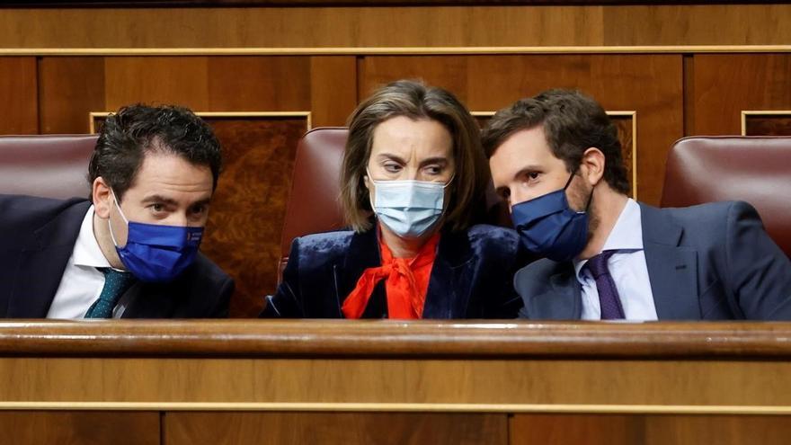 El lider del PP Pablo Casado conversa con su portavoz parlamentaria Cuca Gamarra y el secretario general del partido Teodoro Garcia Egea durante la sesion de control al Gobierno este miercoles en el Congreso de los Diputados.