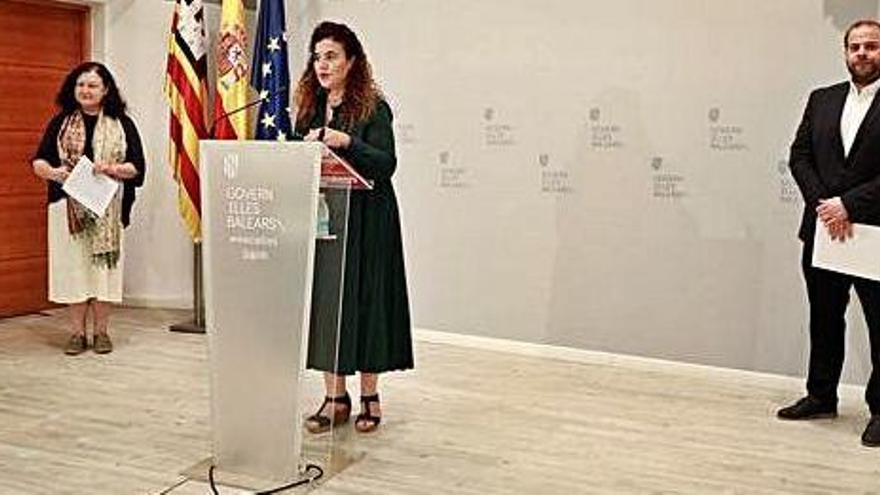 De izquierda a derecha, Mae de la Concha (Podemos), Pilar Costa (PSIB) y Miquel Mir (Més) ayer tras el Consell de Govern.