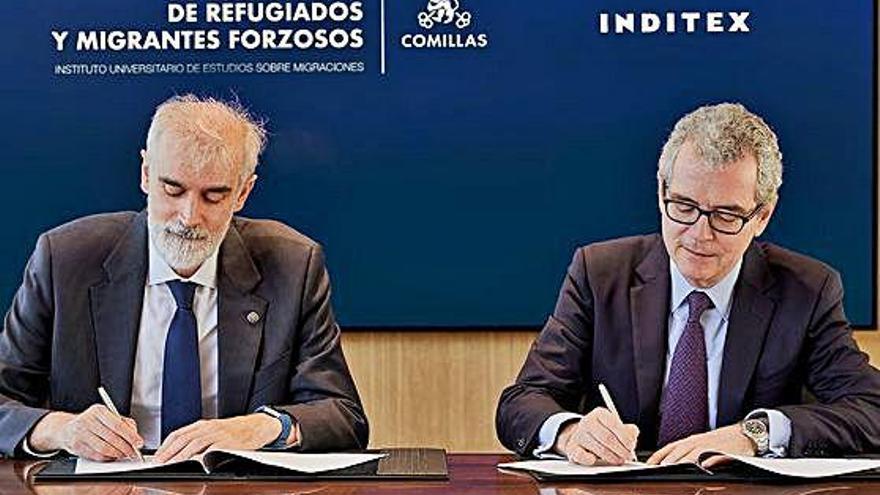 Julio L. Martínez y Pablo Isla, durante la firma del convenio de renovación de la Cátedra de Refugiados de Comillas.