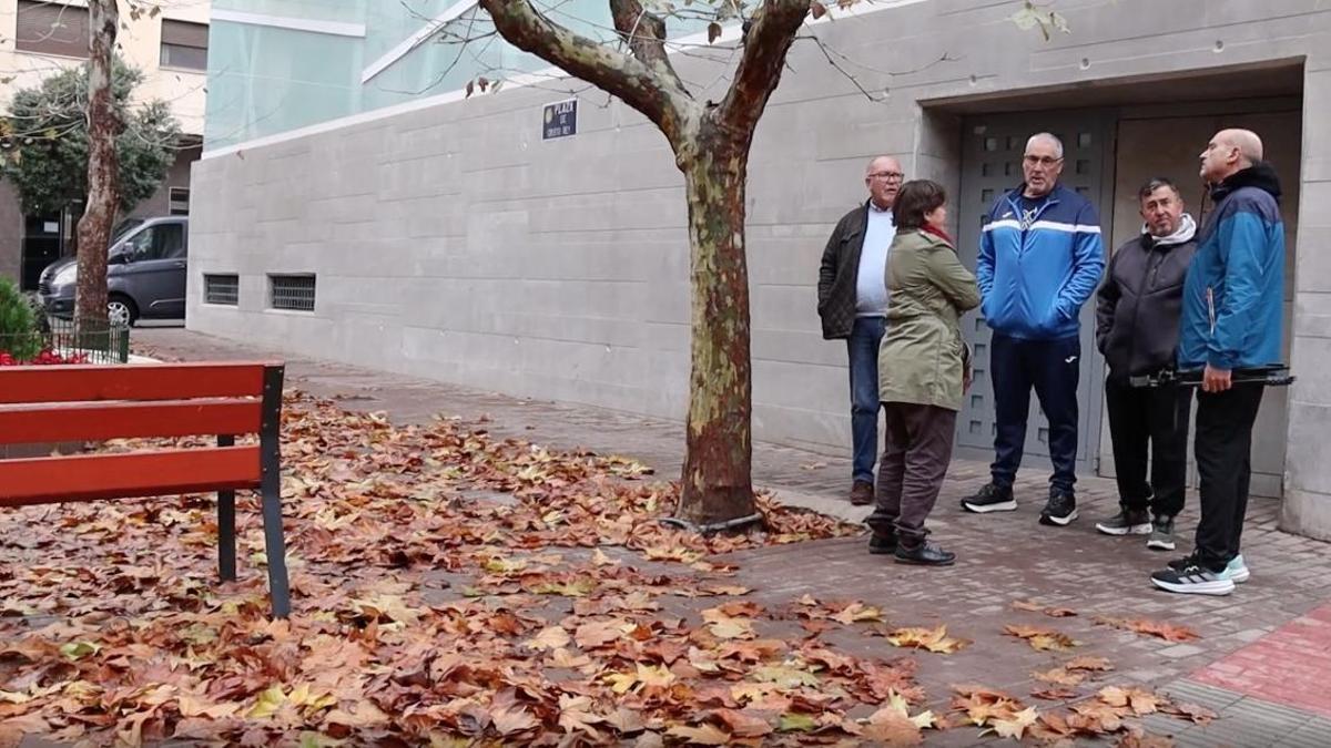 María Dolores Chumillas junto a varios vecinos de La Viña.