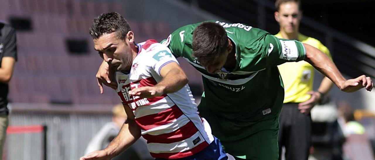 Barral, con el Granada, cae ante un  jugador del Leganés. | |  EFE