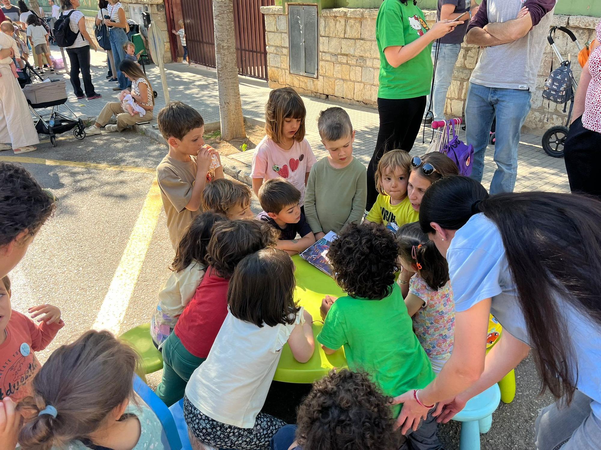 Fotos | Los alumnos del Aina Moll se adueñan de las calles por un día