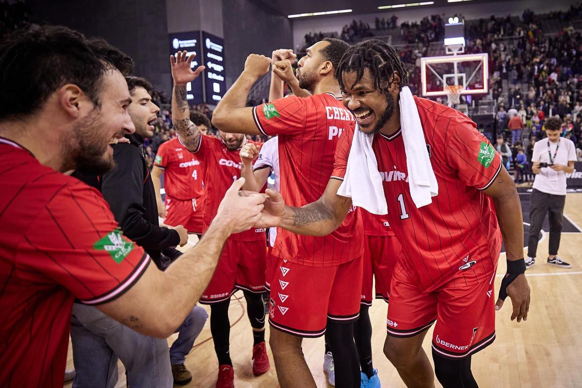 Los jugadores del Coviran celebran un triunfo.