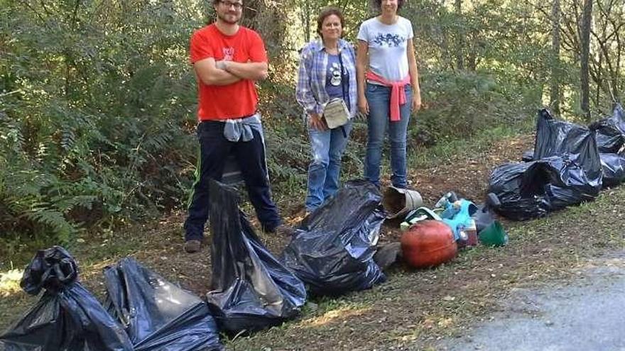 A Xesteira de Couso retiró basura de una vieja escombrera.