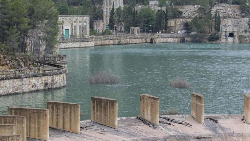 El Gobierno estudia soltar agua fría de los embalses ante el calentamiento de los ríos