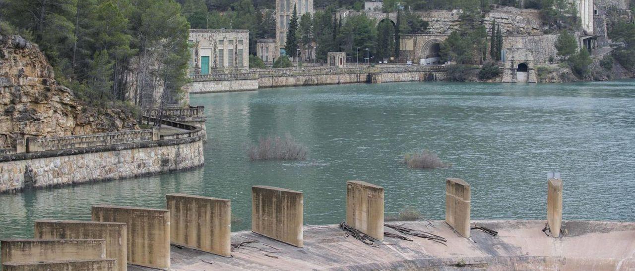 El embalse de Benagéber tuvo que soltar agua tras las copiosas lluvias de marzo.