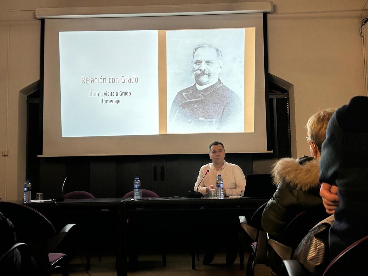 Un instante de la conferencia, con Abel González bajo una de las pocas fotos conservadas de Manuel Pedregal.