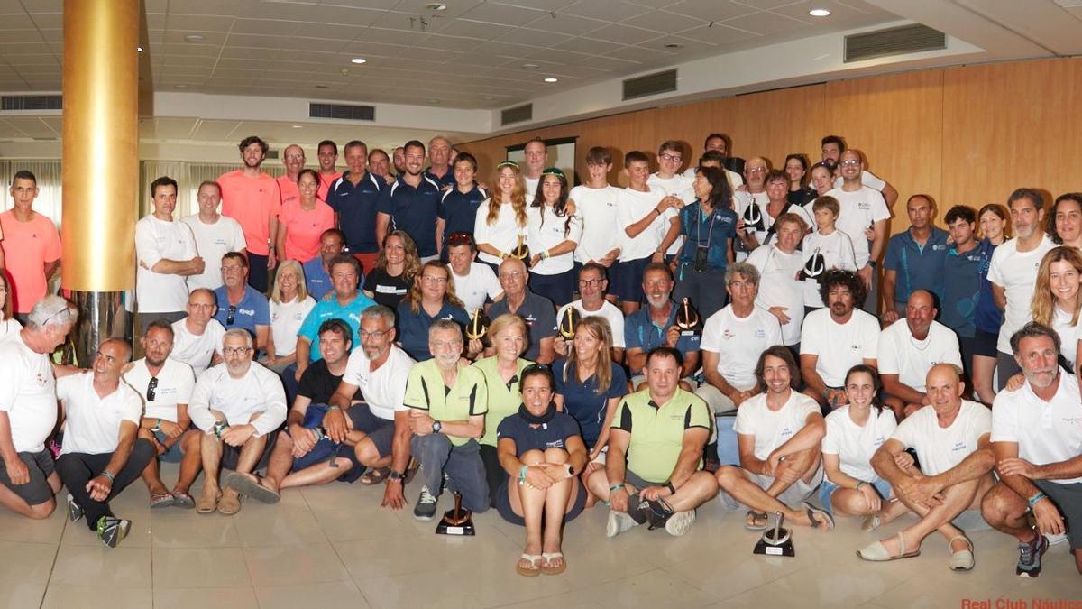 Los miembros de las distintas tripulaciones posaron en la tradicional foto de familia una vez finalizada la entrega de trofeos de la XXVI Regata Costa Azahar en la sede del Real Club Náutico Castellón.