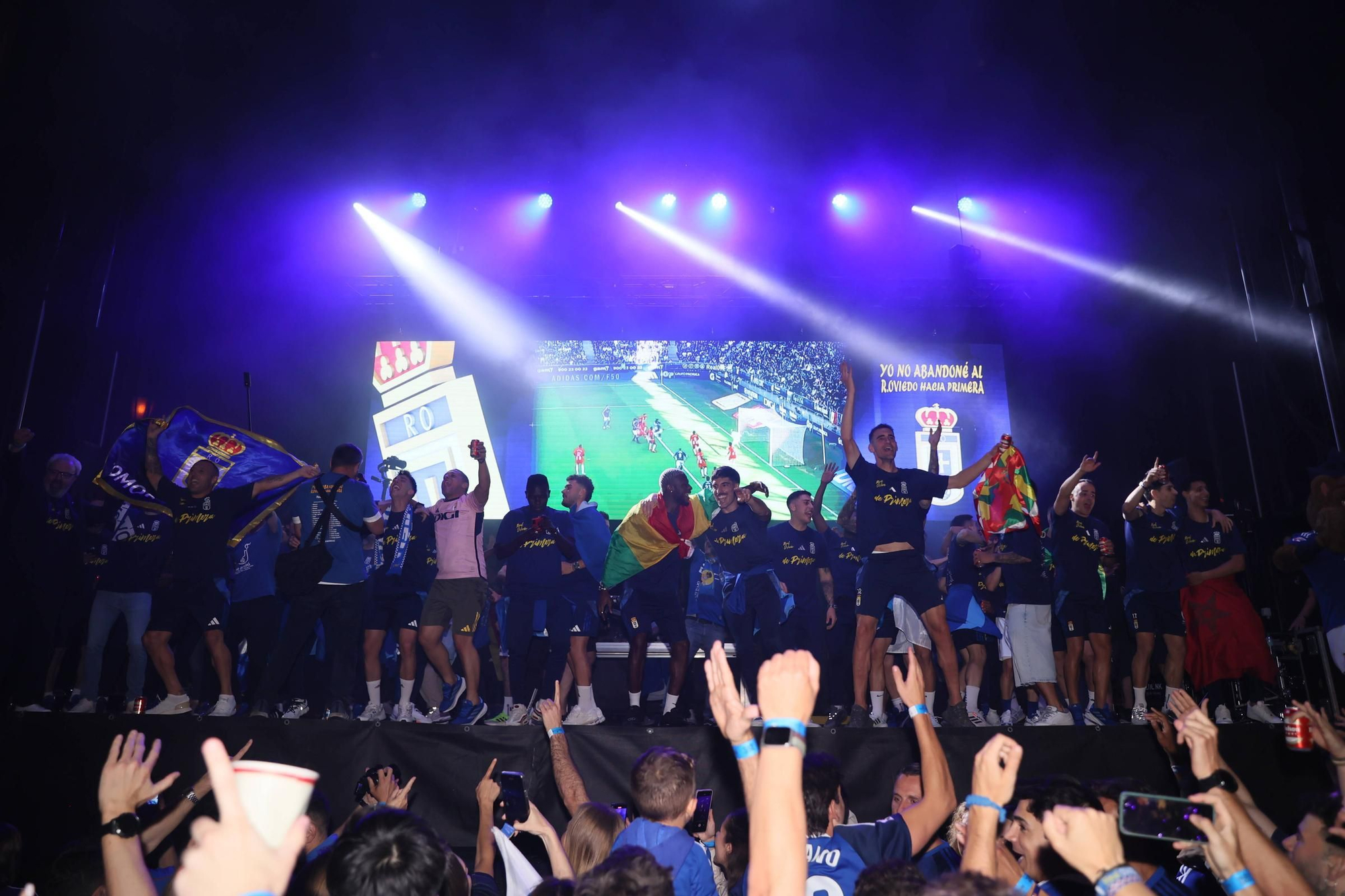 EN IMÁGENES | Así se celebró el ascenso del Oviedo a Primera: la afición estalla en una noche histórica