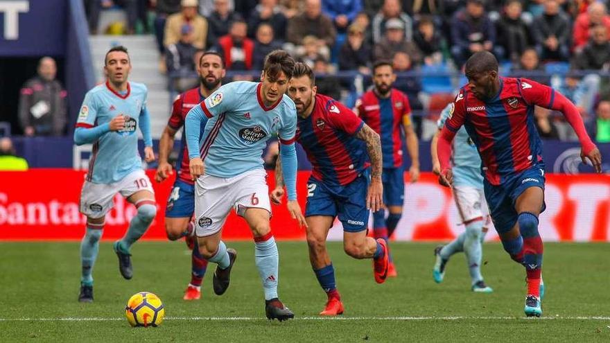 Lerma (derecha), y Aspas (izquierda), en el partido del domingo en el Ciutat de Valencia. // LOF