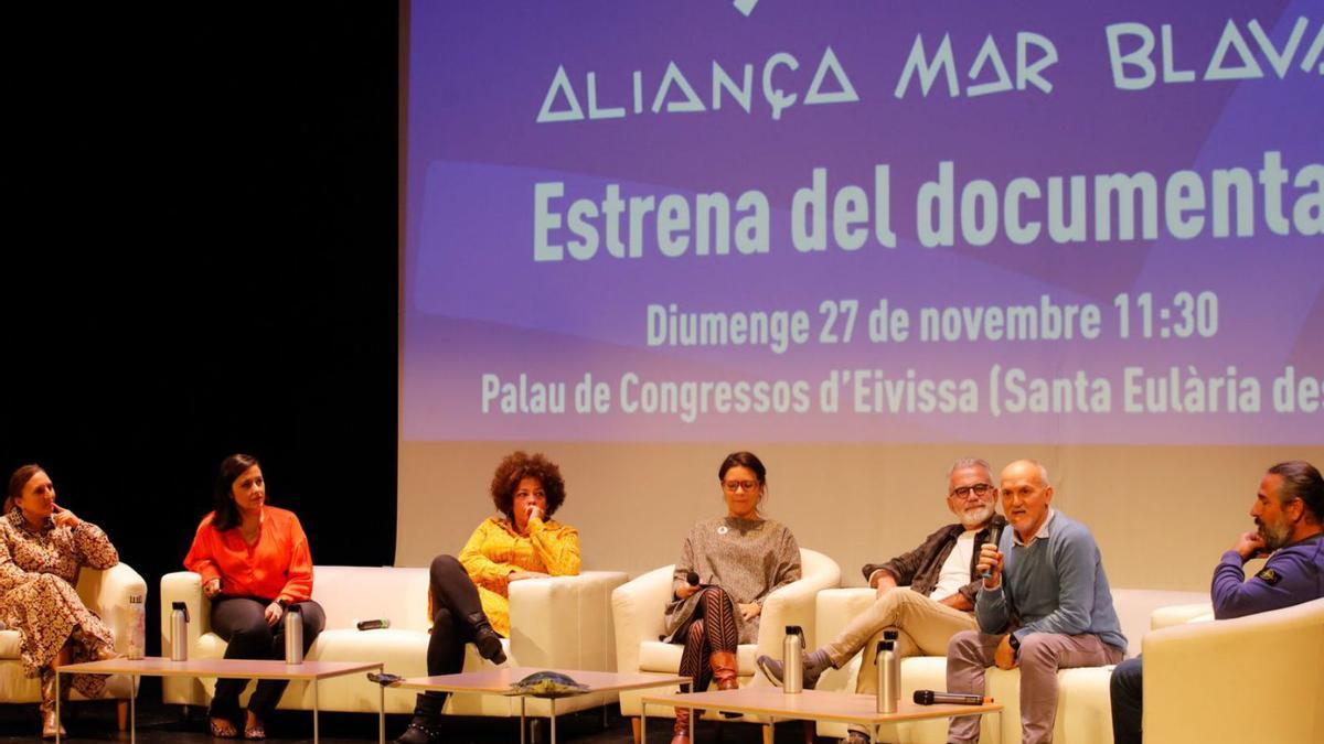 Miembros de Alianza Mar Blava y el director del documental, durante el coloquio. | 