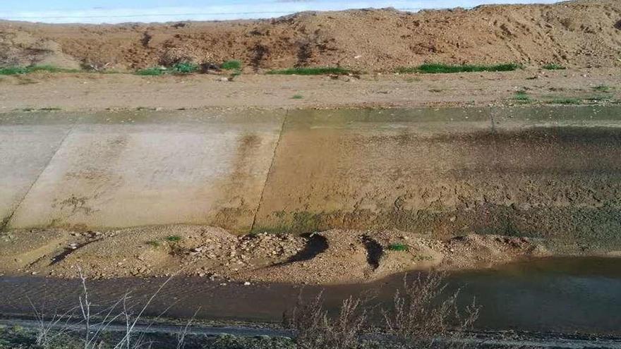 Un tramo del canal Toro-Zamora presenta un bajo volumen de agua durante el pasado año.