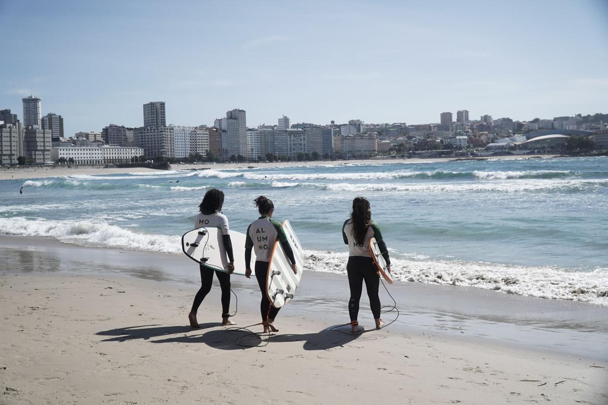 Varios surfistas entrando al mar en la playa de Matadero este miércoles