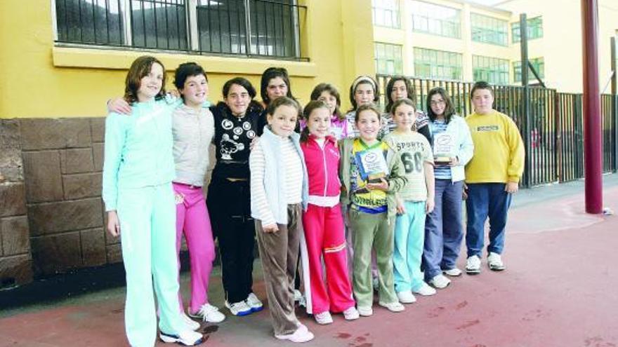 Los integrantes de los tres equipos de voleibol del Marcos del Torniello, en el patio del colegio avilesino.