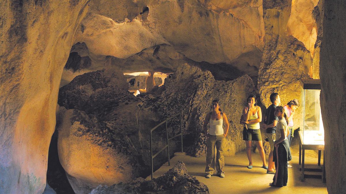 Un grupo visita la Cueva de los Murciélagos.