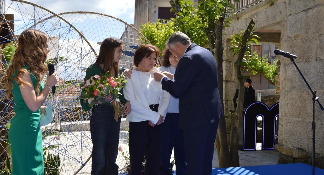 Sara Brea recibe la condecoración de parte del alcalde de Sanxenxo