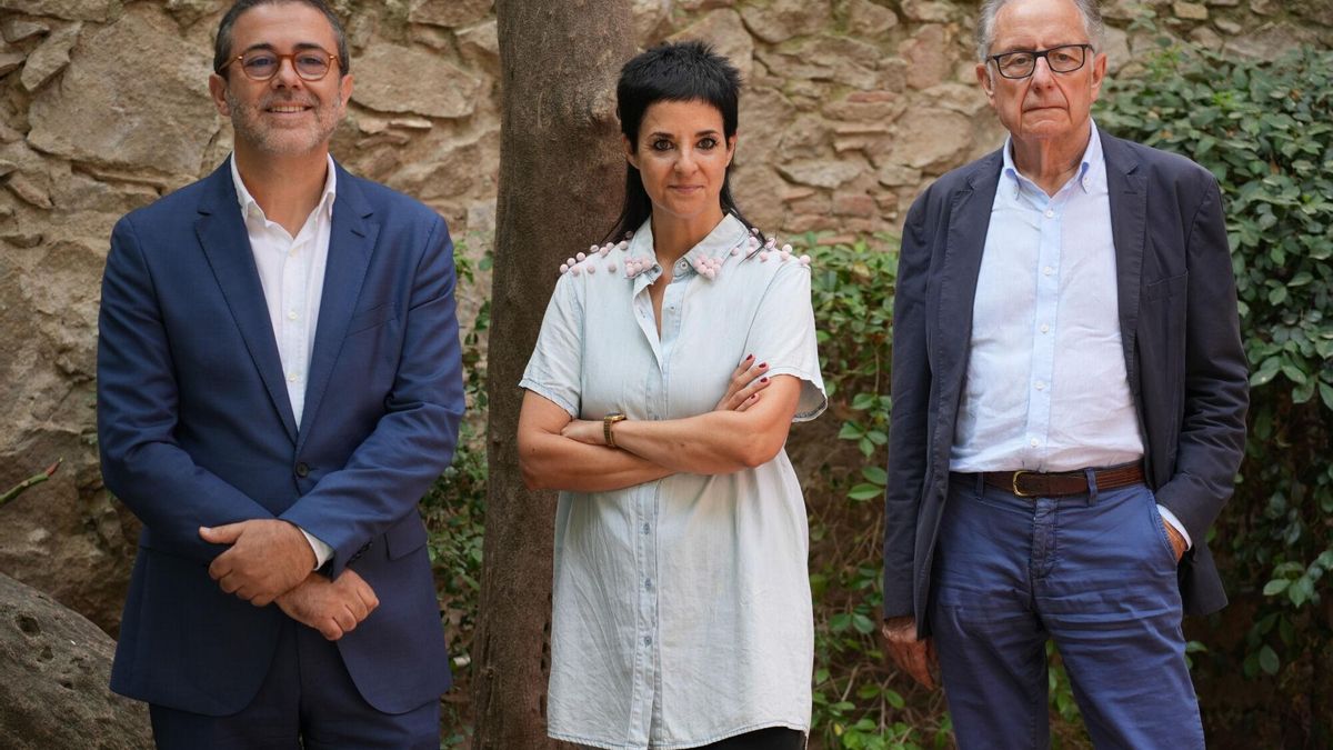El presidente de Grup 62, Josep Ramoneda; el director editorial del Grup62, Emili Rosales, y la escritora y periodista Gemma Ruiz