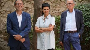 El president de Grup62, Josep Ramoneda; el director editorial del Grup62, Emili Rosales, i l’escriptora i periodista Gemma Ruiz Palà